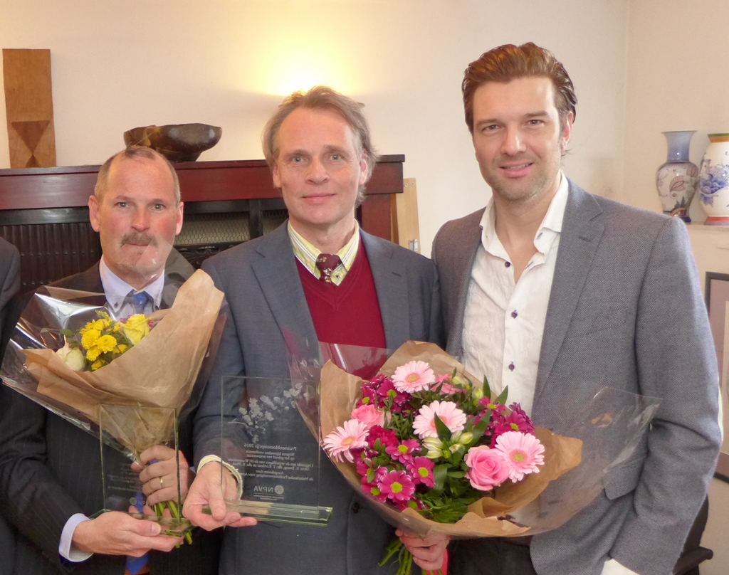 Pruimenbloesemprijs uitgerijkt door Bas Muijs aan winnaars Toine Korthout en Roland Pluut